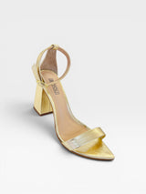 Sandália Beyou Shoes Marseille em couro ouro light com salto bloco de 9,5 cm e tira ajustável no tornozelo