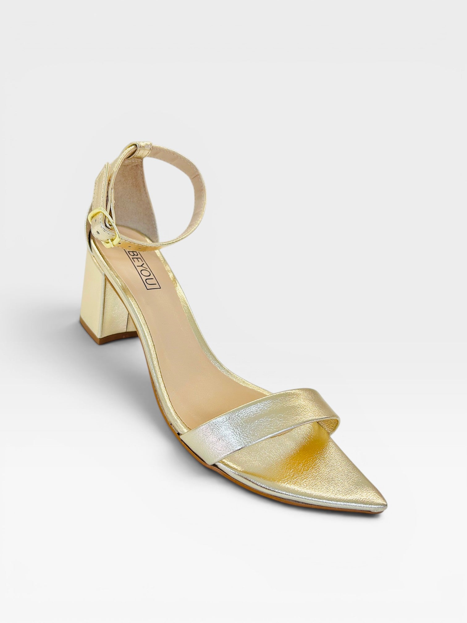 Sandália Beyou Shoes Marseille dourada em napa com salto bloco de 6 cm e fechamento por fivela no tornozelo