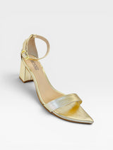 Sandália Beyou Shoes Marseille dourada em napa com salto bloco de 6 cm e fechamento por fivela no tornozelo
