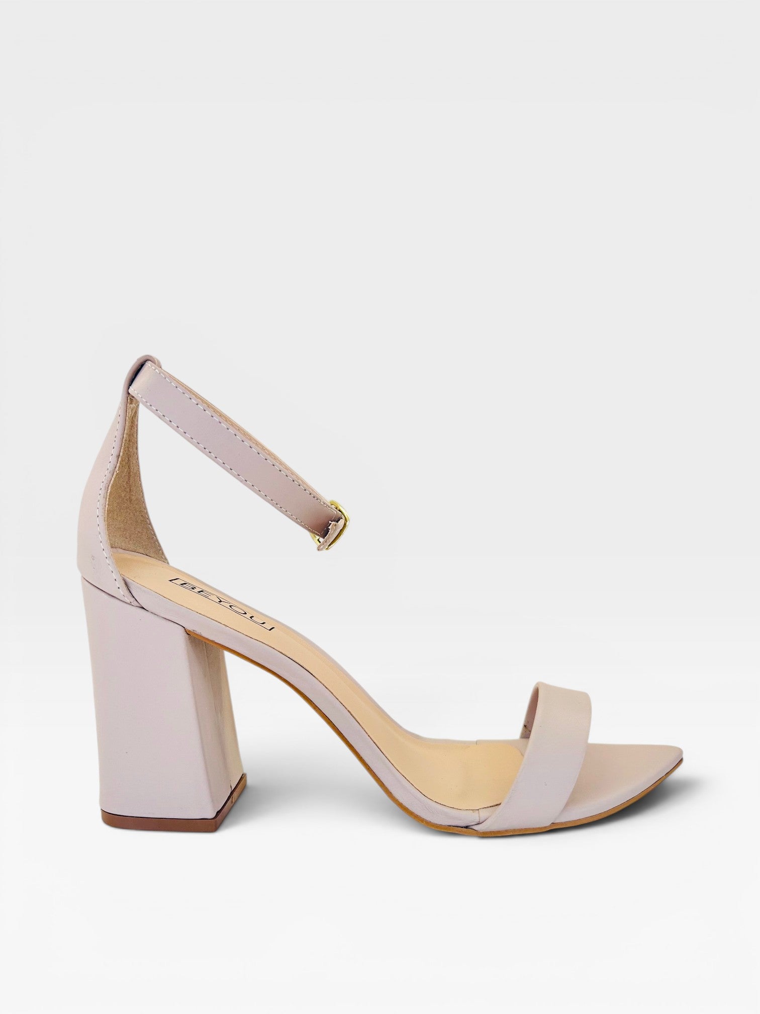 Sandália Beyou Shoes Marseille nude em couro com salto bloco de 9,5 cm e tira ajustável no tornozelo