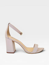 Sandália Beyou Shoes Marseille nude em couro com salto bloco de 9,5 cm e tira ajustável no tornozelo