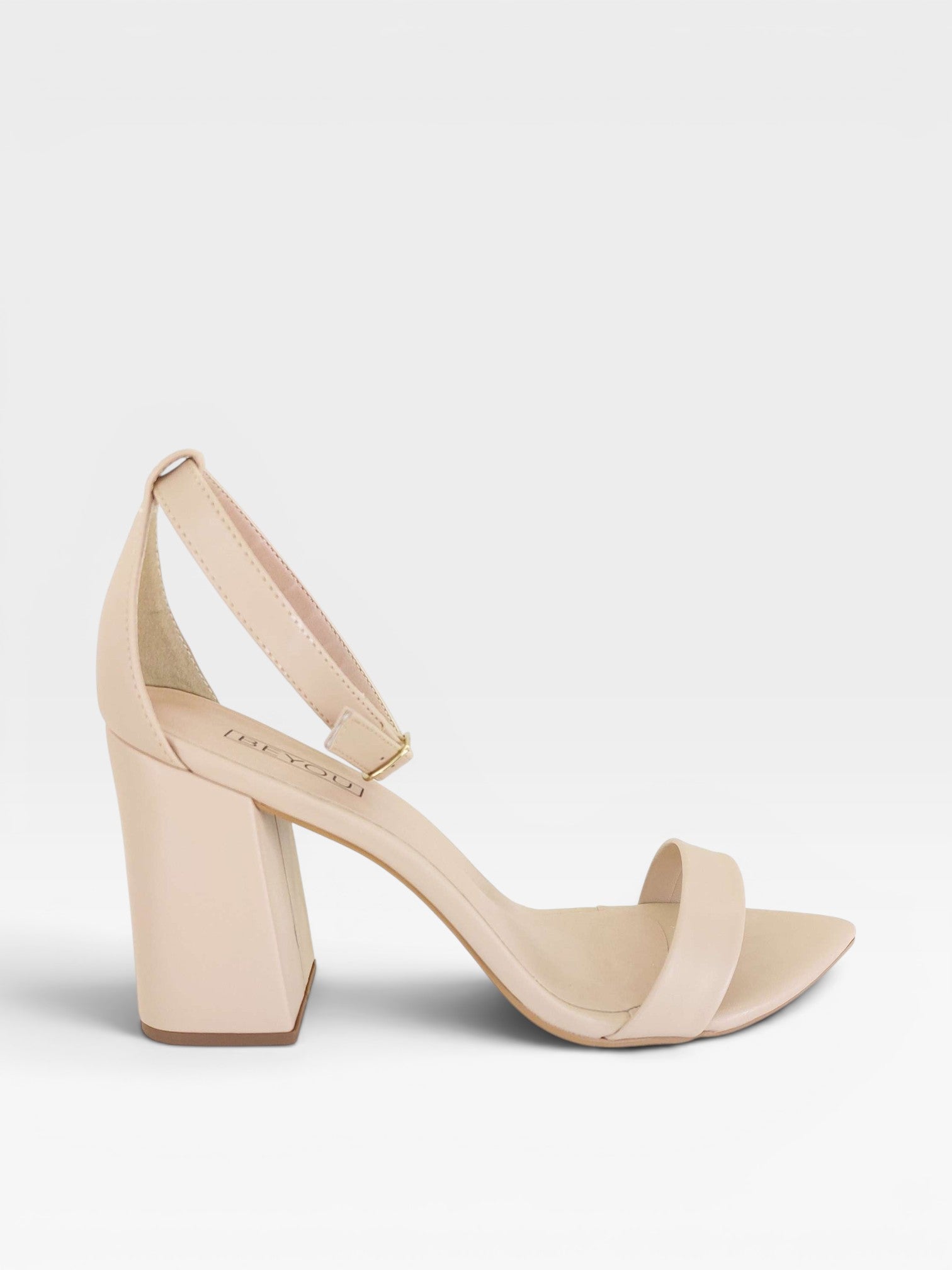 Sandália Beyou Shoes Marseille nude em napa com salto bloco de 9,5 cm e tira ajustável no tornozelo