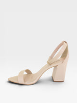 Sandália Beyou Shoes Marseille nude em napa com salto bloco de 9,5 cm e fechamento por fivela lateral