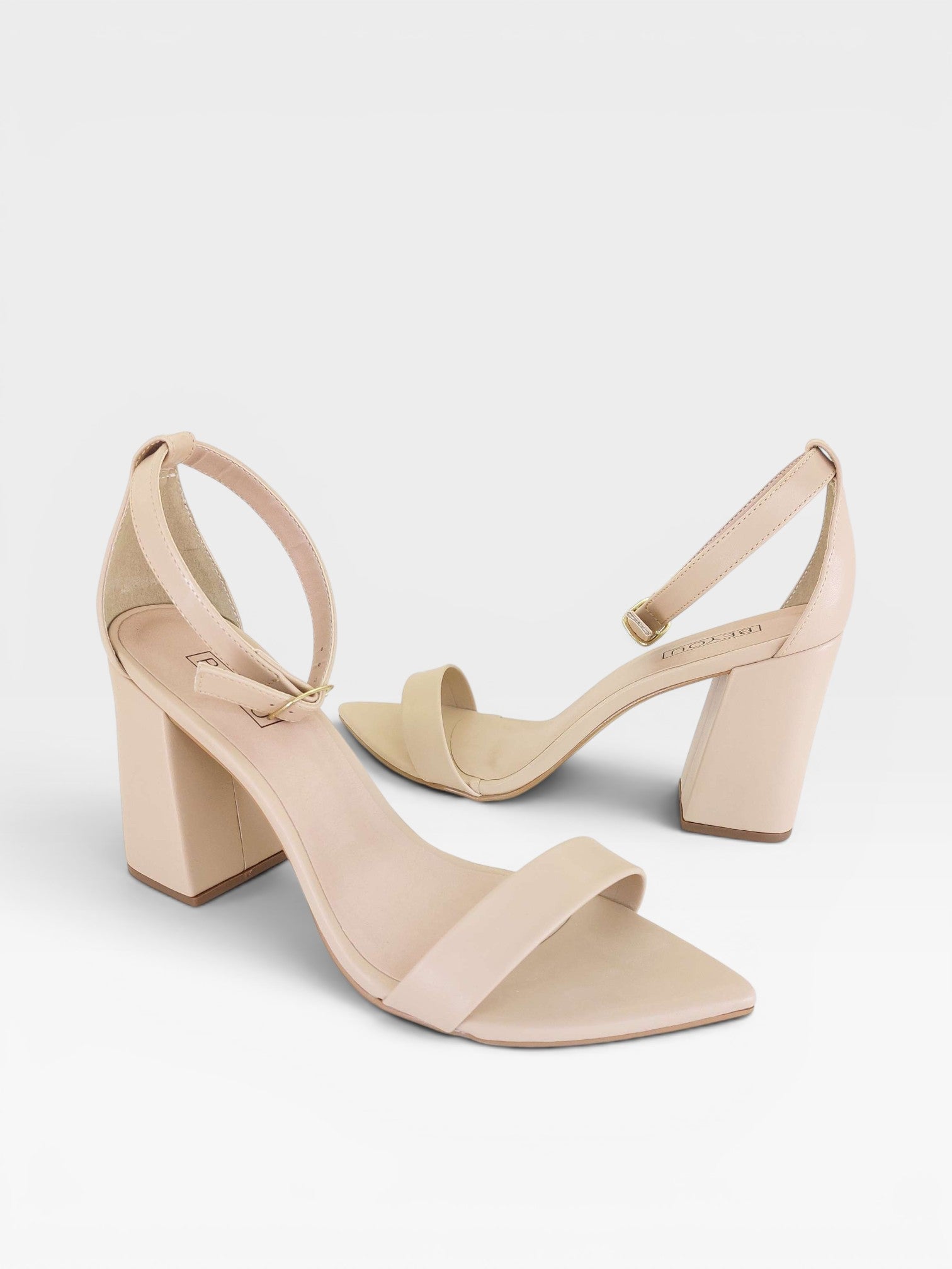 Sandália Beyou Shoes Marseille nude em napa com salto bloco de 9,5 cm e tira ajustável no tornozelo.