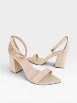 Sandália Beyou Shoes Marseille nude em napa com salto bloco de 9,5 cm e tira ajustável no tornozelo.
