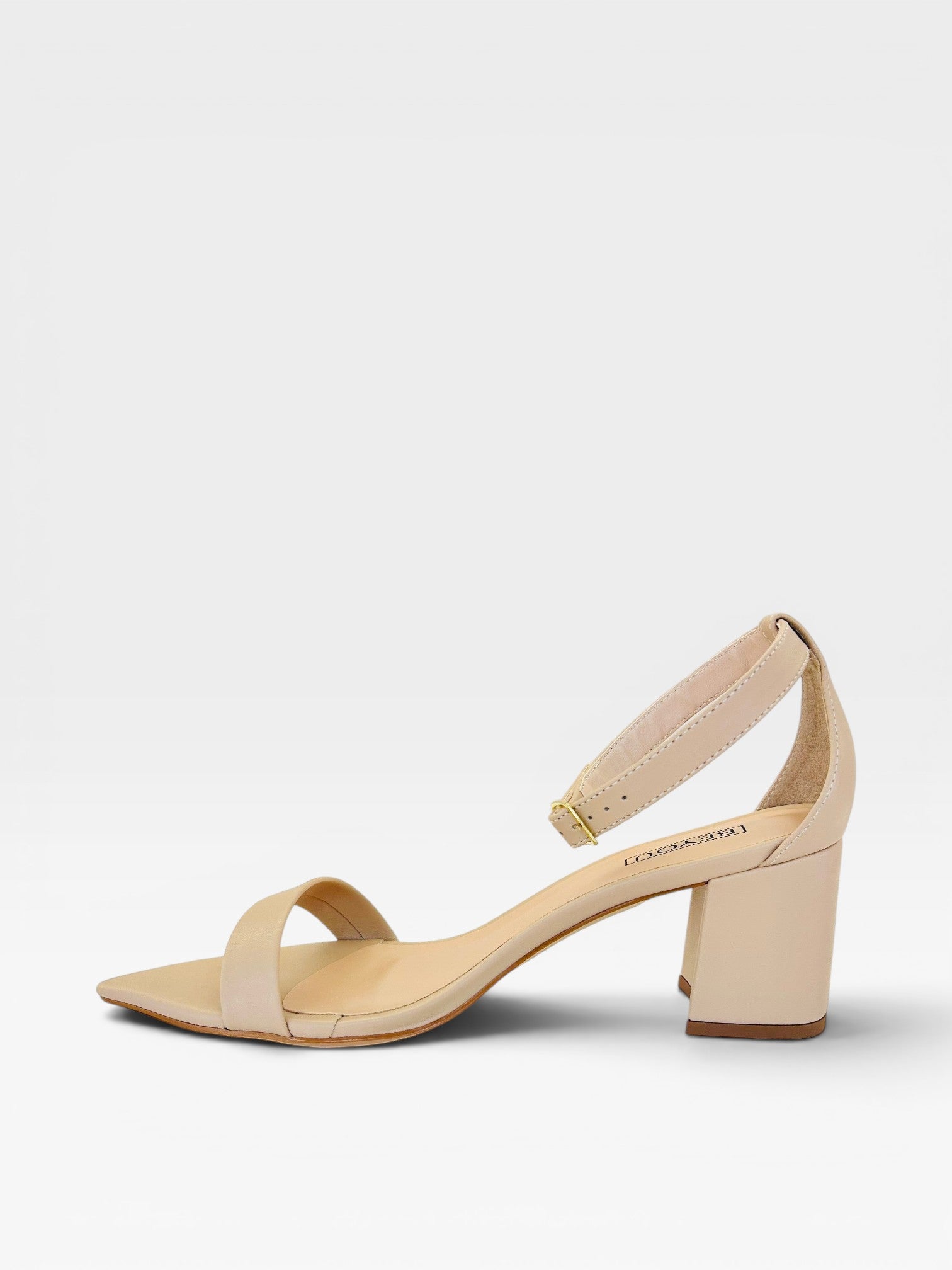Sandália Beyou Shoes Marseille nude em napa com salto bloco baixo de 6 cm e fechamento por fivela lateral