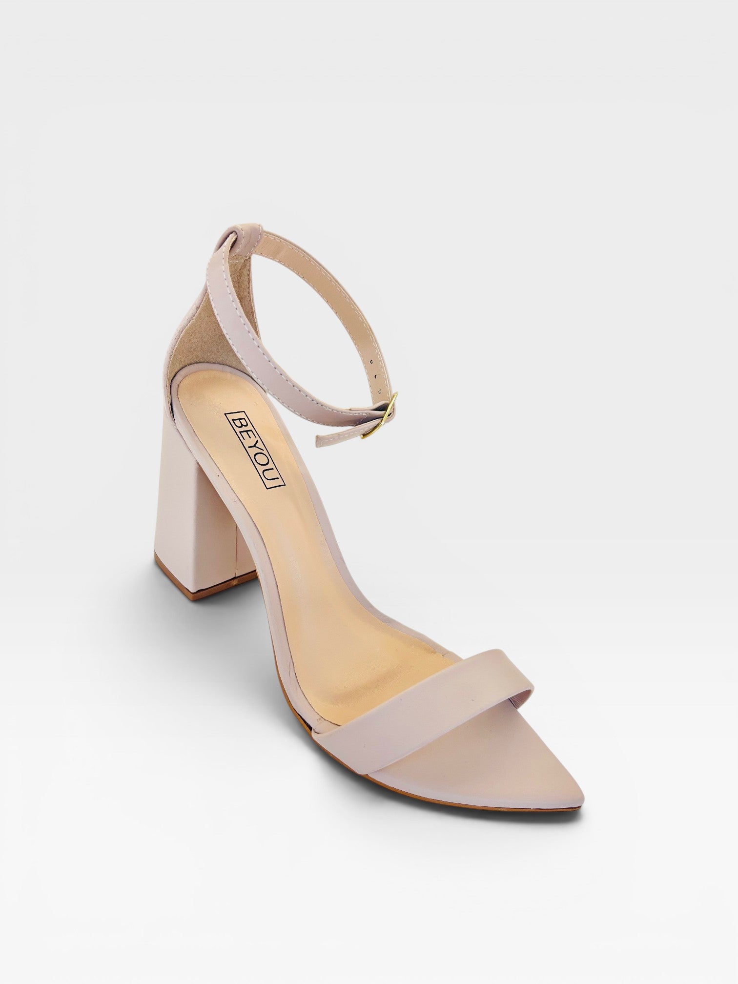 Sandália Beyou Shoes Marseille nude em couro com salto bloco de 9,5 cm e fechamento por tira no tornozelo.