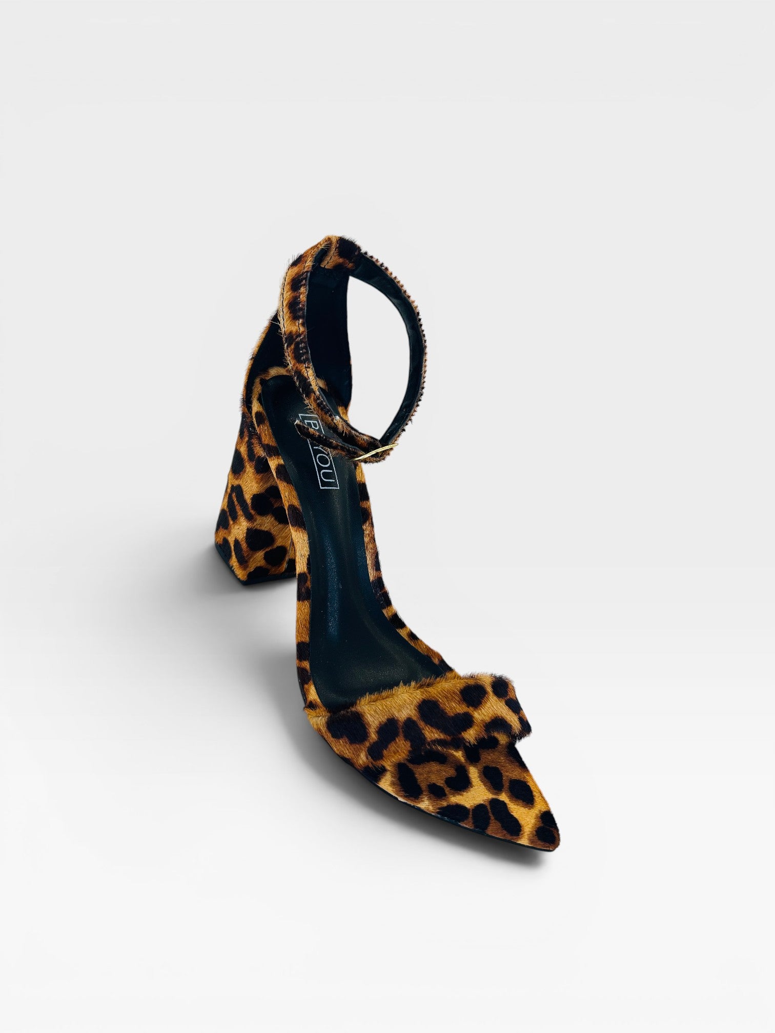 Sandália Beyou Shoes Marseille em couro com estampa de onça, salto bloco alto e fechamento por tira no tornozelo.