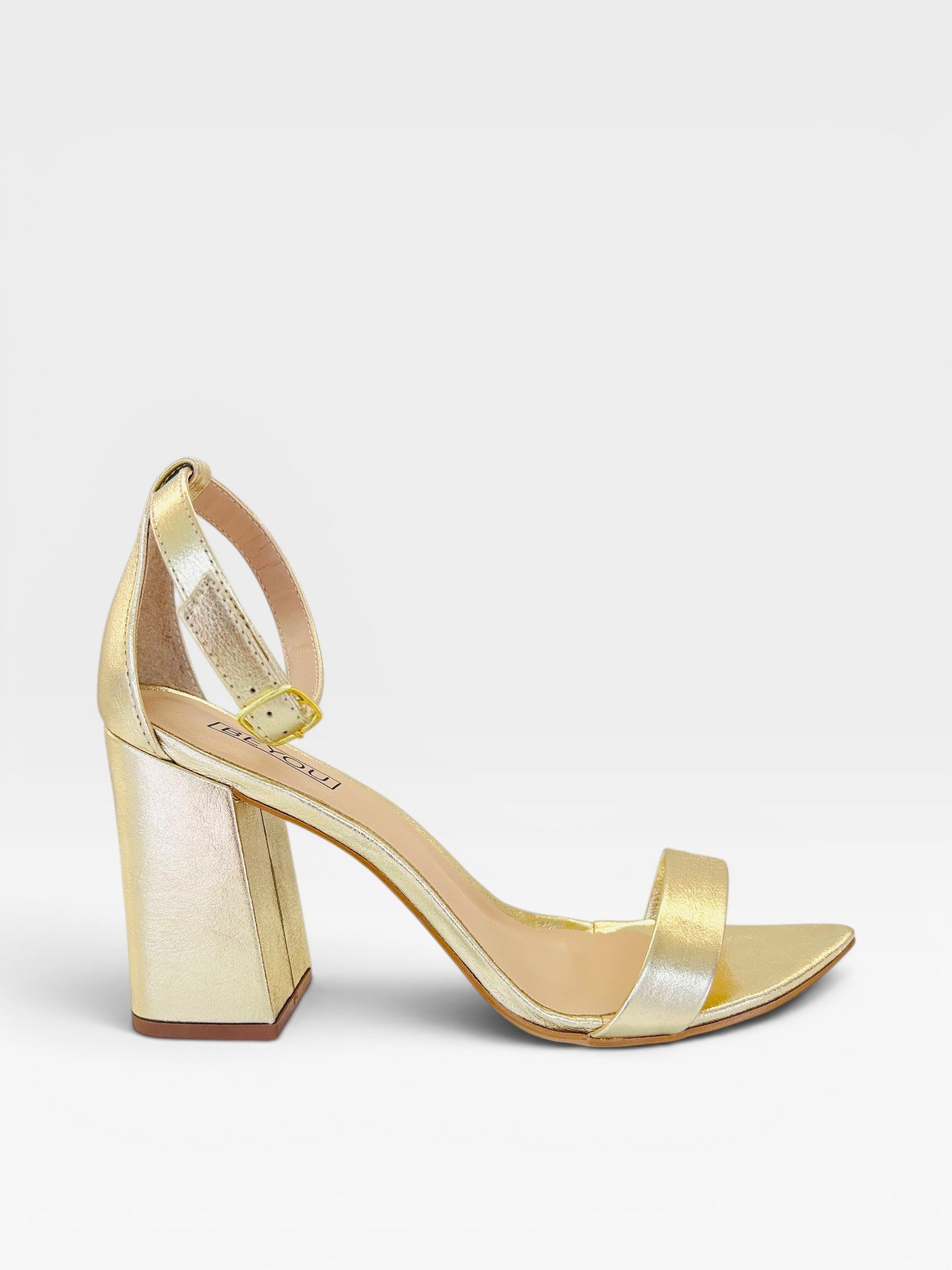 Sandália Beyou Shoes Marseille em couro ouro light com salto bloco alto e tira fina no tornozelo