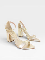 Sandália Beyou Shoes Marseille em napa ouro light com salto bloco de 9,5 cm e fechamento por fivela no tornozelo