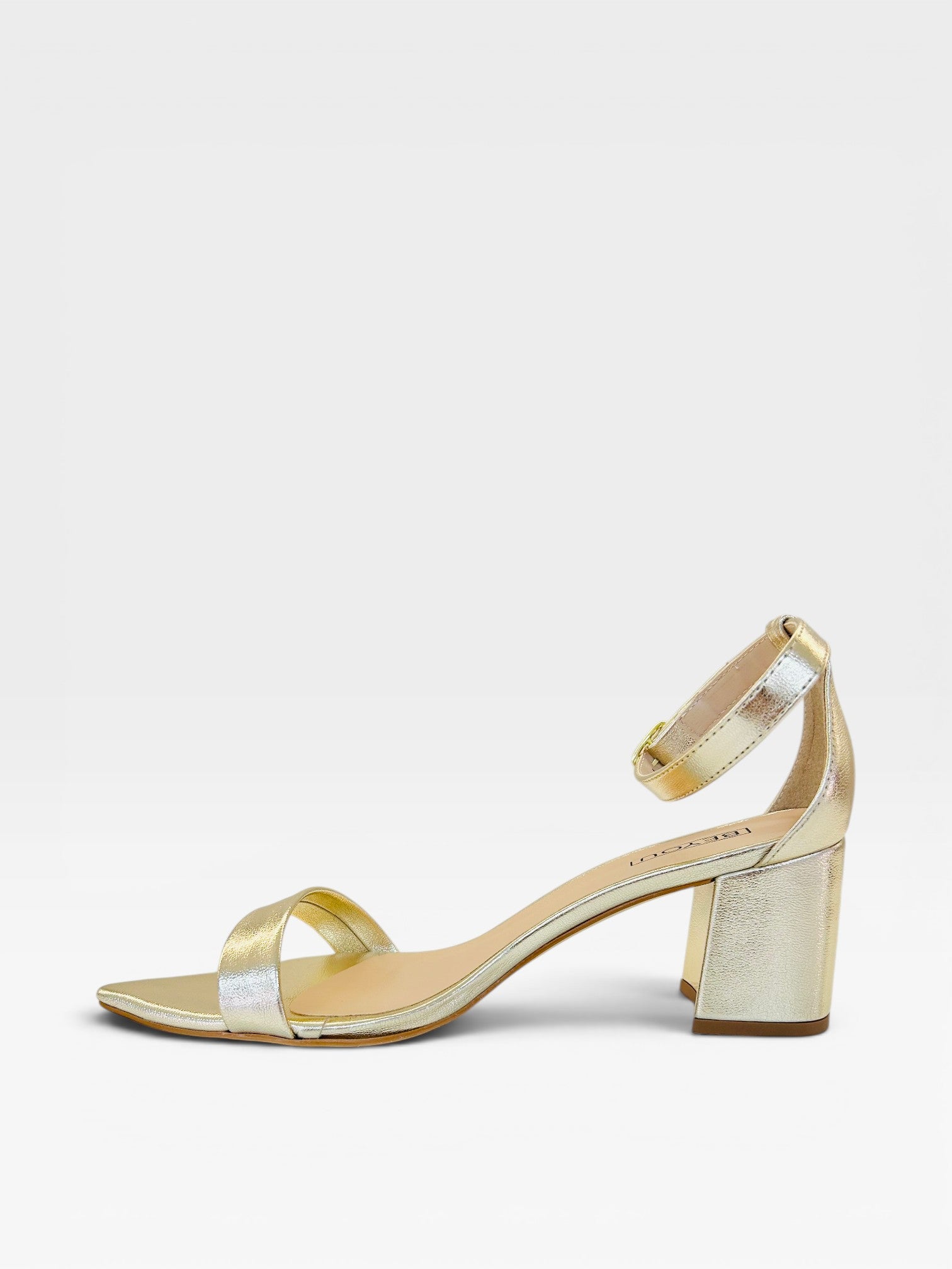 Sandália Beyou Shoes Marseille em napa ouro light com salto bloco baixo de 6 cm e tira no tornozelo