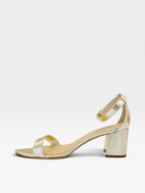 Sandália Beyou Shoes Marseille em napa ouro light com salto bloco baixo de 6 cm e tira no tornozelo