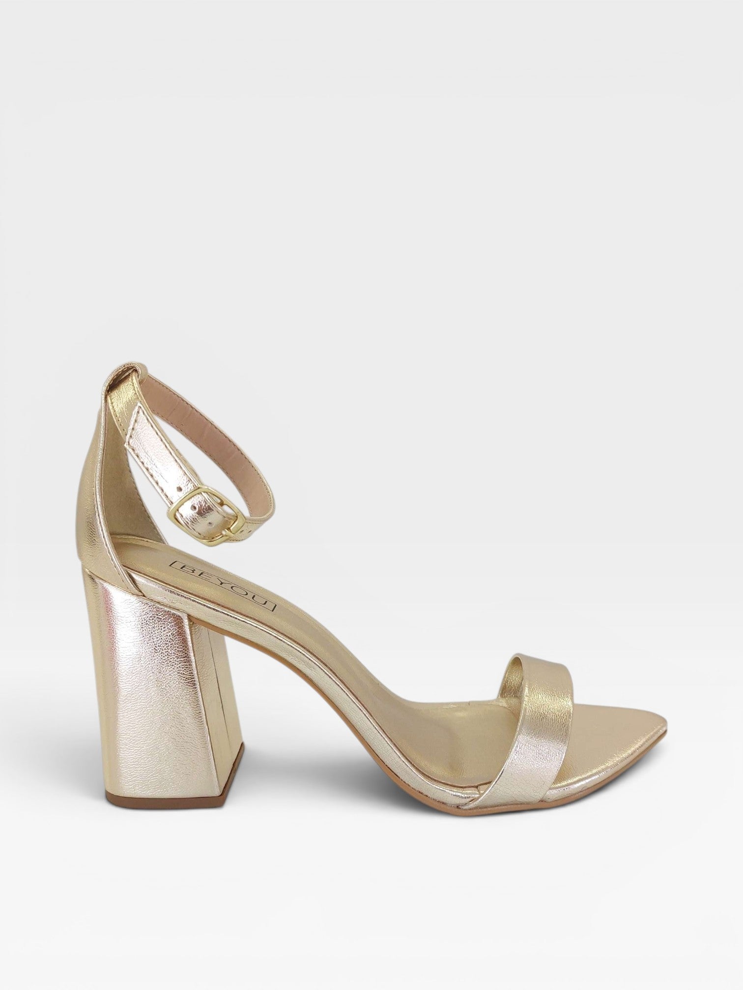 Sandália Beyou Shoes Marseille em napa ouro light com salto bloco de 9,5 cm e fechamento por fivela no tornozelo