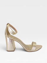 Sandália Beyou Shoes Marseille em napa ouro light com salto bloco de 9,5 cm e fechamento por fivela no tornozelo