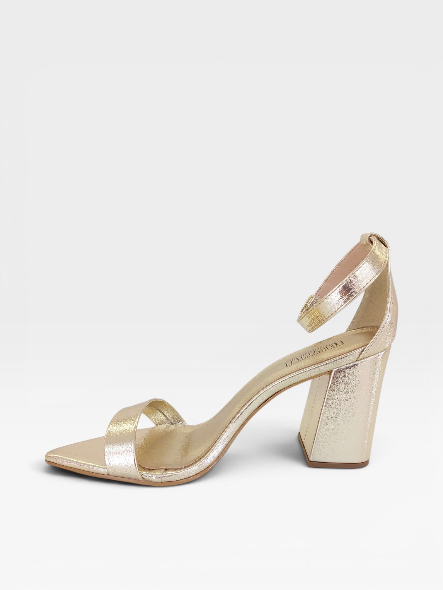 Sandália Beyou Shoes Marseille em napa ouro light com salto bloco de 9,5 cm e tira no tornozelo
