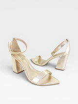 Sandália Beyou Shoes Marseille em napa ouro light com salto bloco de 9,5 cm e fechamento por fivela no tornozelo
