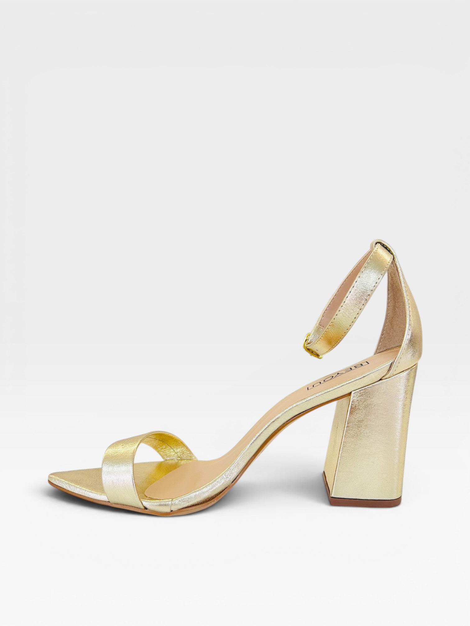 Sandália Beyou Shoes Marseille em couro ouro light com salto bloco de 9,5 cm e tira frontal