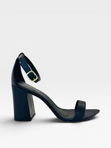 Sandália Beyou Shoes Marseille preta em couro com salto bloco de 9,5 cm e fechamento por fivela dourada