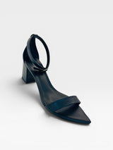 Sandália Beyou Shoes Marseille preta em napa com salto bloco de 6 cm e fechamento por tira no tornozelo