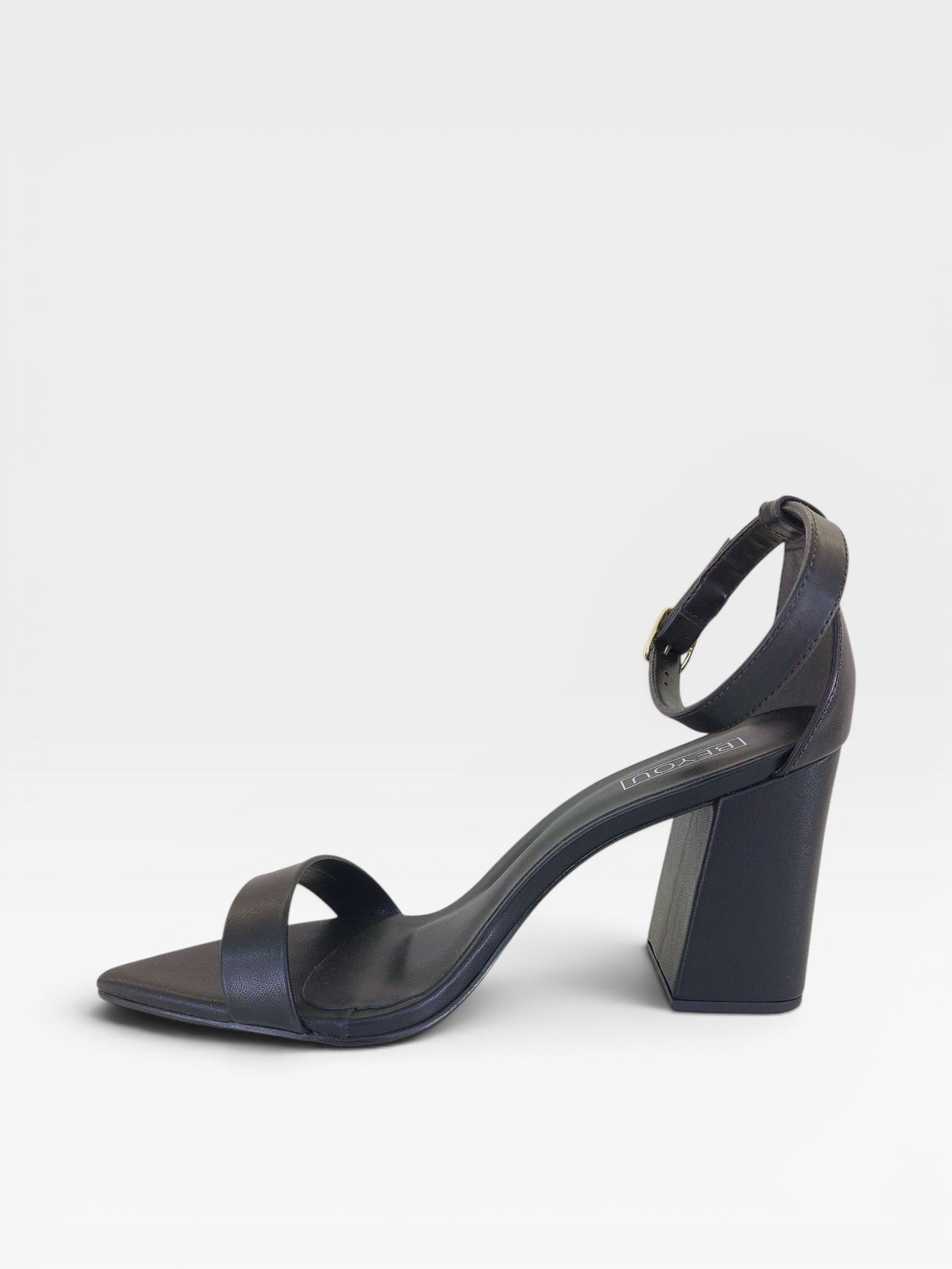 Sandália Beyou Shoes Marseille preta em napa com salto bloco de 9,5 cm e tira ajustável no tornozelo
