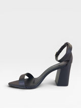 Sandália Beyou Shoes Marseille preta em napa com salto bloco de 9,5 cm e tira ajustável no tornozelo