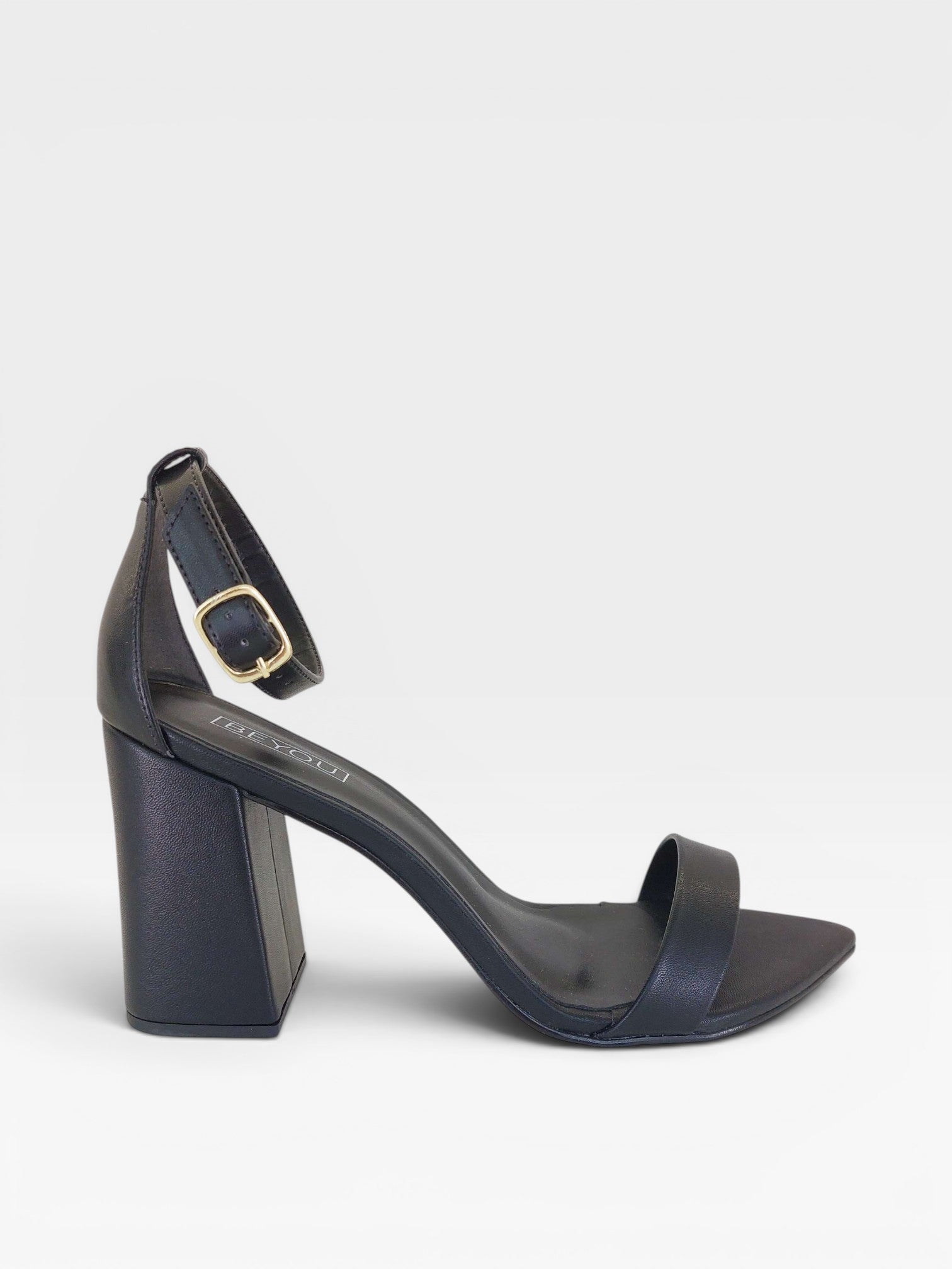 Sandália Beyou Shoes Marseille preta em napa com salto bloco alto e fechamento por fivela lateral