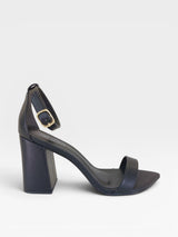 Sandália Beyou Shoes Marseille preta em napa com salto bloco alto e fechamento por fivela lateral