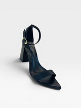 Sandália Beyou Shoes Marseille preta em couro com salto bloco de 9,5 cm e fechamento por fivela dourada