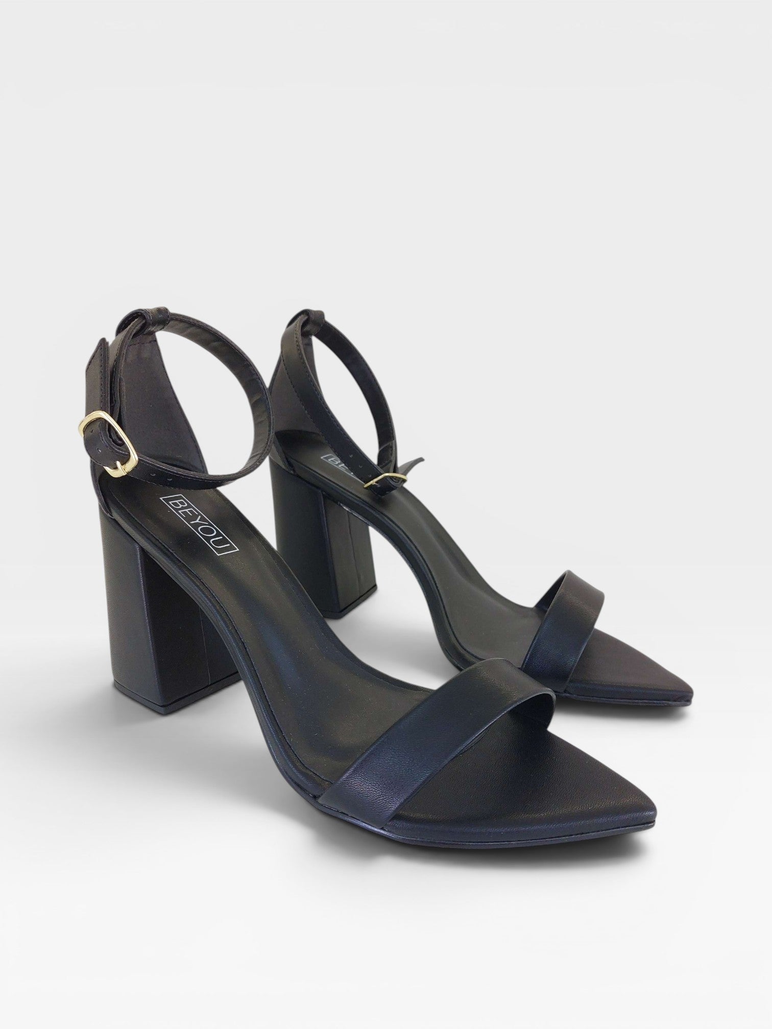 Sandália Beyou Shoes Marseille preta em napa com salto bloco de 9,5 cm, bico fino e fechamento por fivela no tornozelo.
