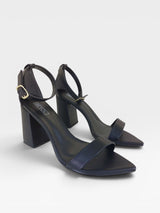 Sandália Beyou Shoes Marseille preta em napa com salto bloco de 9,5 cm, bico fino e fechamento por fivela no tornozelo.