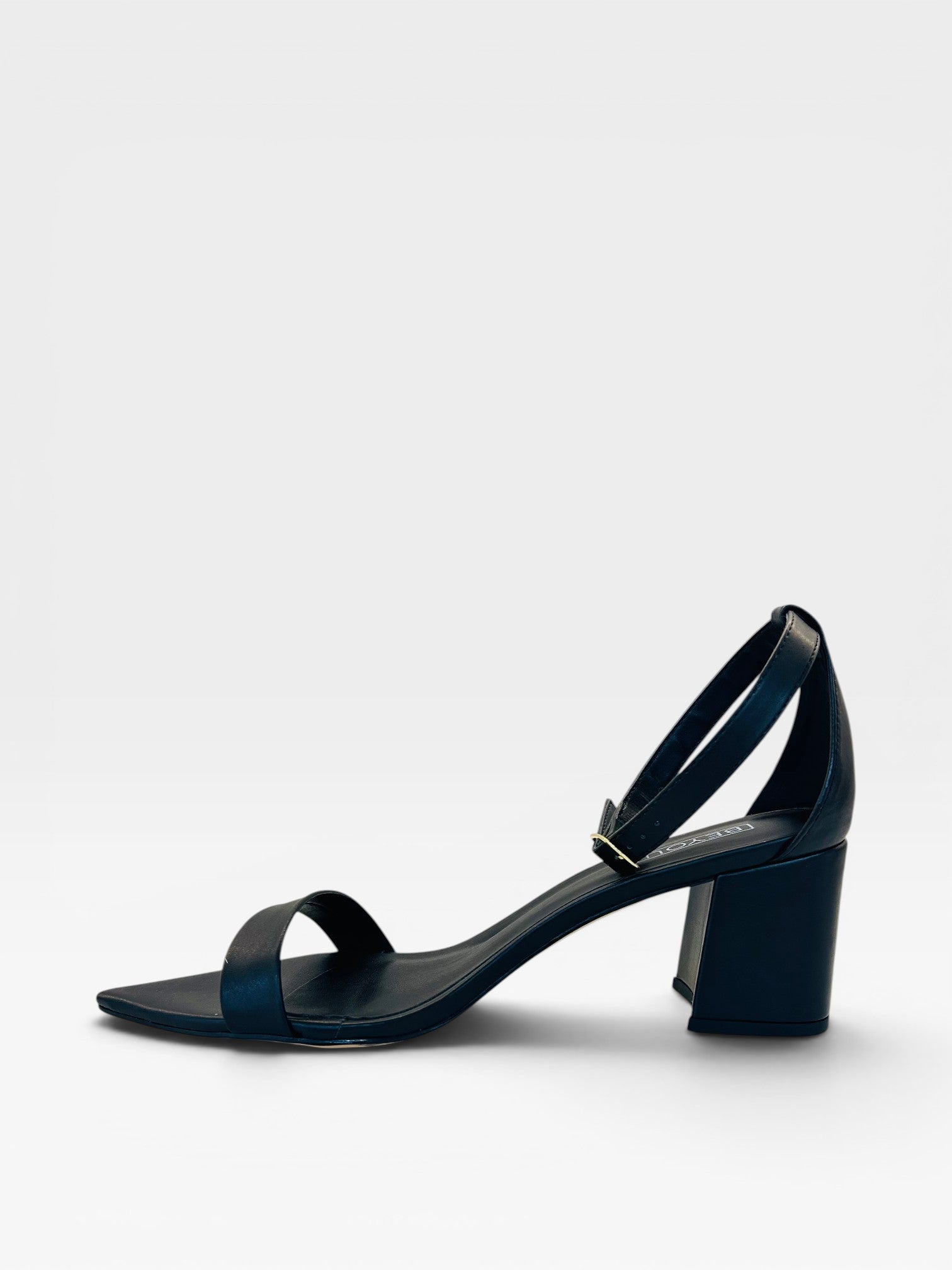 Sandália Beyou Shoes Marseille preta em napa com salto bloco de 6 cm e fechamento por fivela lateral