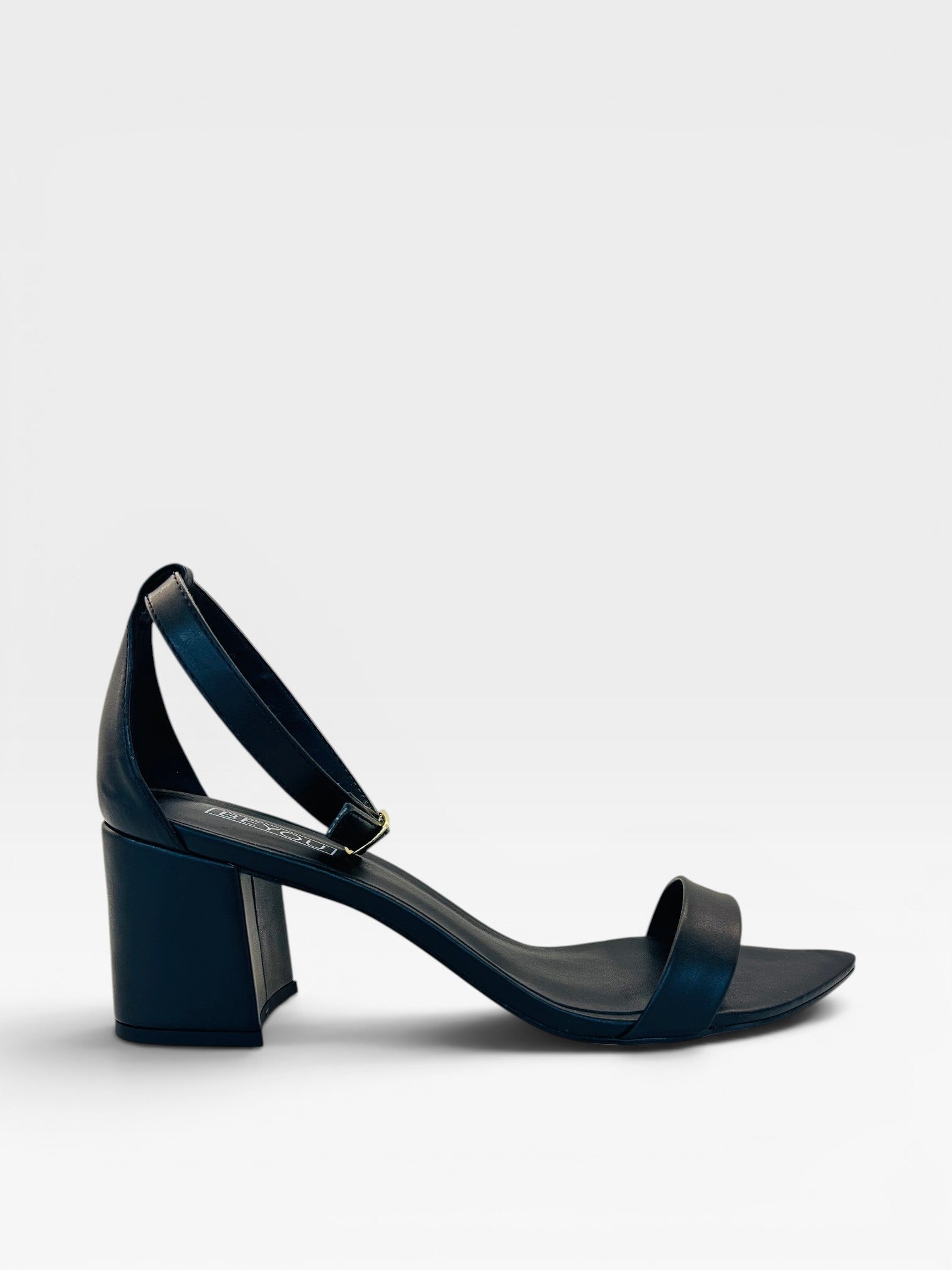 Sandália Beyou Shoes Marseille preta em napa com salto bloco de 6 cm e tira ajustável no tornozelo