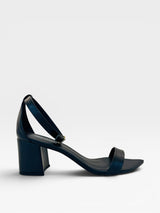 Sandália Beyou Shoes Marseille preta em napa com salto bloco de 6 cm e tira ajustável no tornozelo