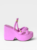 Sandália Mykonos Beyou Shoes rosa em napa com plataforma alta e tiras acolchoadas com detalhes dourados