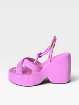 Sandália Mykonos Beyou Shoes rosa em napa com plataforma alta e tiras acolchoadas com detalhes metálicos dourados