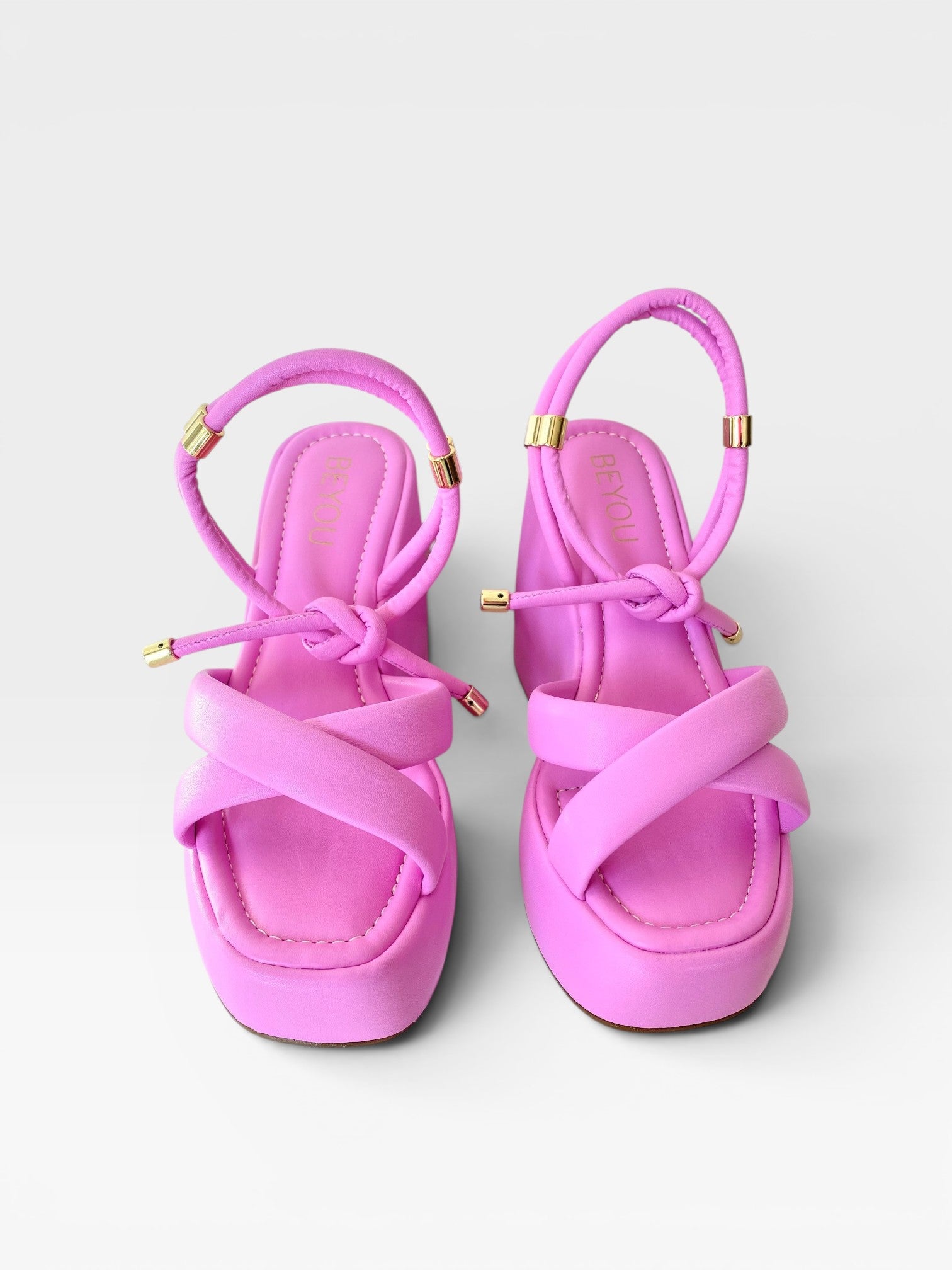 Sandália Mykonos Babaloo Beyou Shoes rosa em napa com tiras cruzadas, plataforma e detalhes dourados
