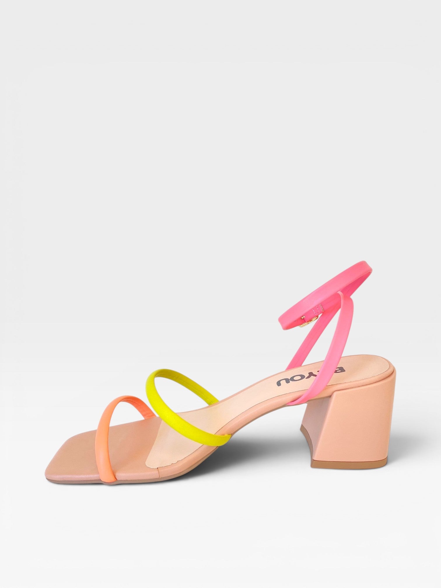 Sandália Ipanema Bistrô Beyou Shoes em napa nude com tiras coloridas em rosa e limão e salto bloco de 7 cm