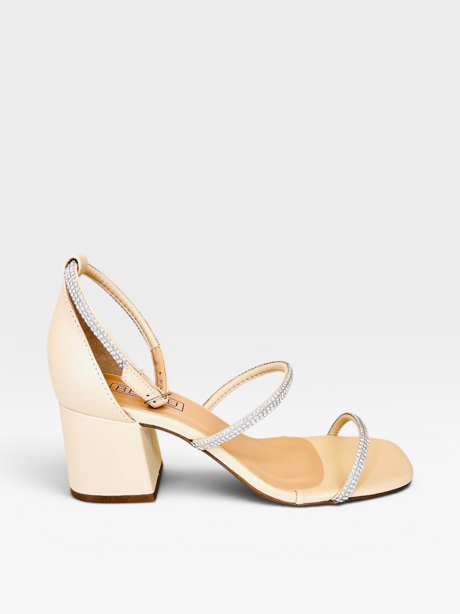 Sandália Beyou Shoes Abu Dhabi nude em napa com tiras de brilho e salto bloco de 6 cm