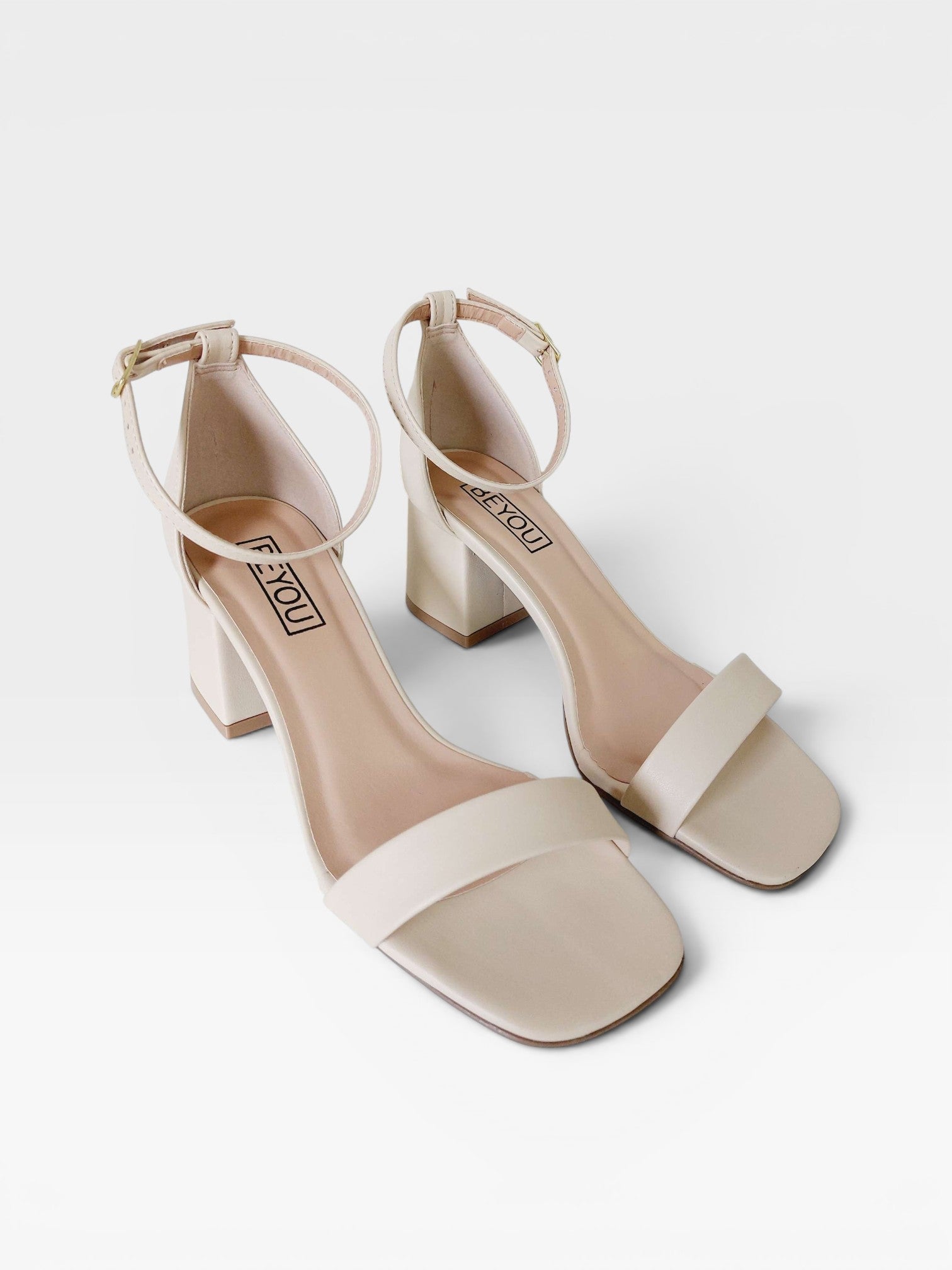 Sandália Beyou Shoes Ilhabela Bistrô nude em napa com salto bloco de 6 cm e fechamento por fivela no tornozelo.