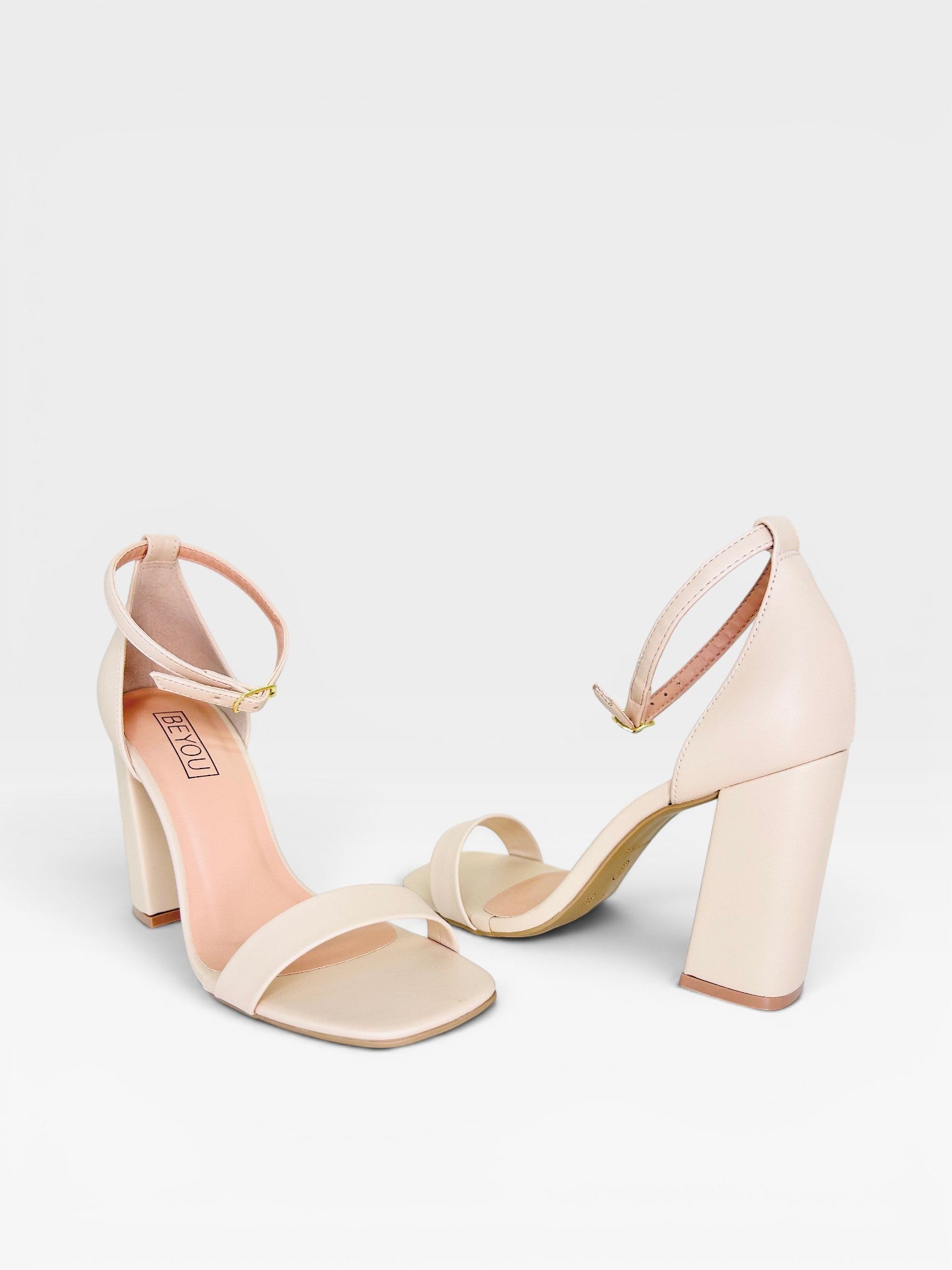 Sandália Beyou Shoes Copacabana Bistrô nude em napa com salto bloco de 9,5 cm e fechamento por fivela no tornozelo.
