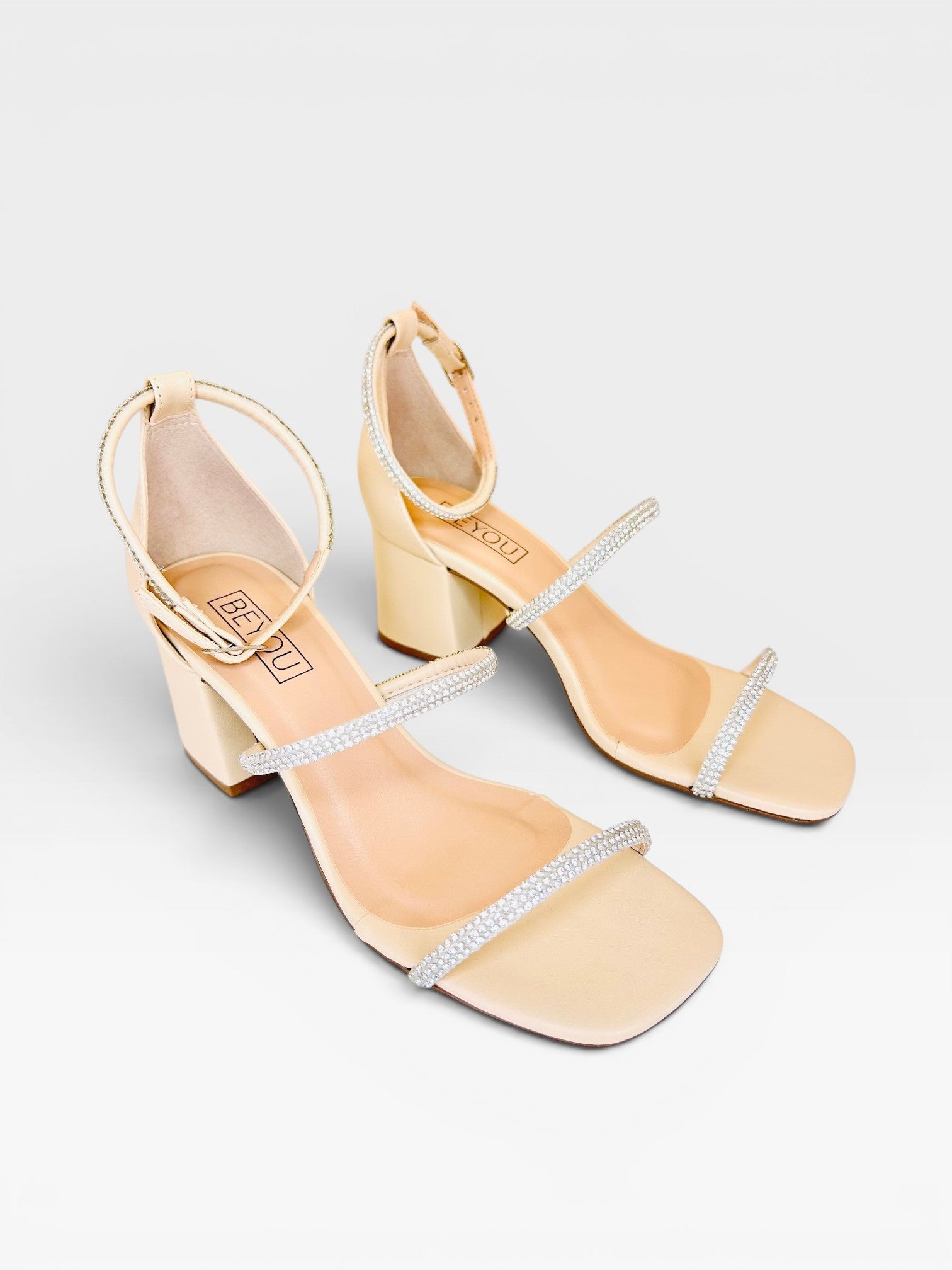 Sandália Beyou Shoes Abu Dhabi nude em napa com tiras de strass e salto bloco de 6 cm