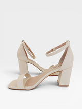 Sandália Beyou Shoes Paraty bege em napa com salto bloco de 8cm e fechamento por fivela no tornozelo