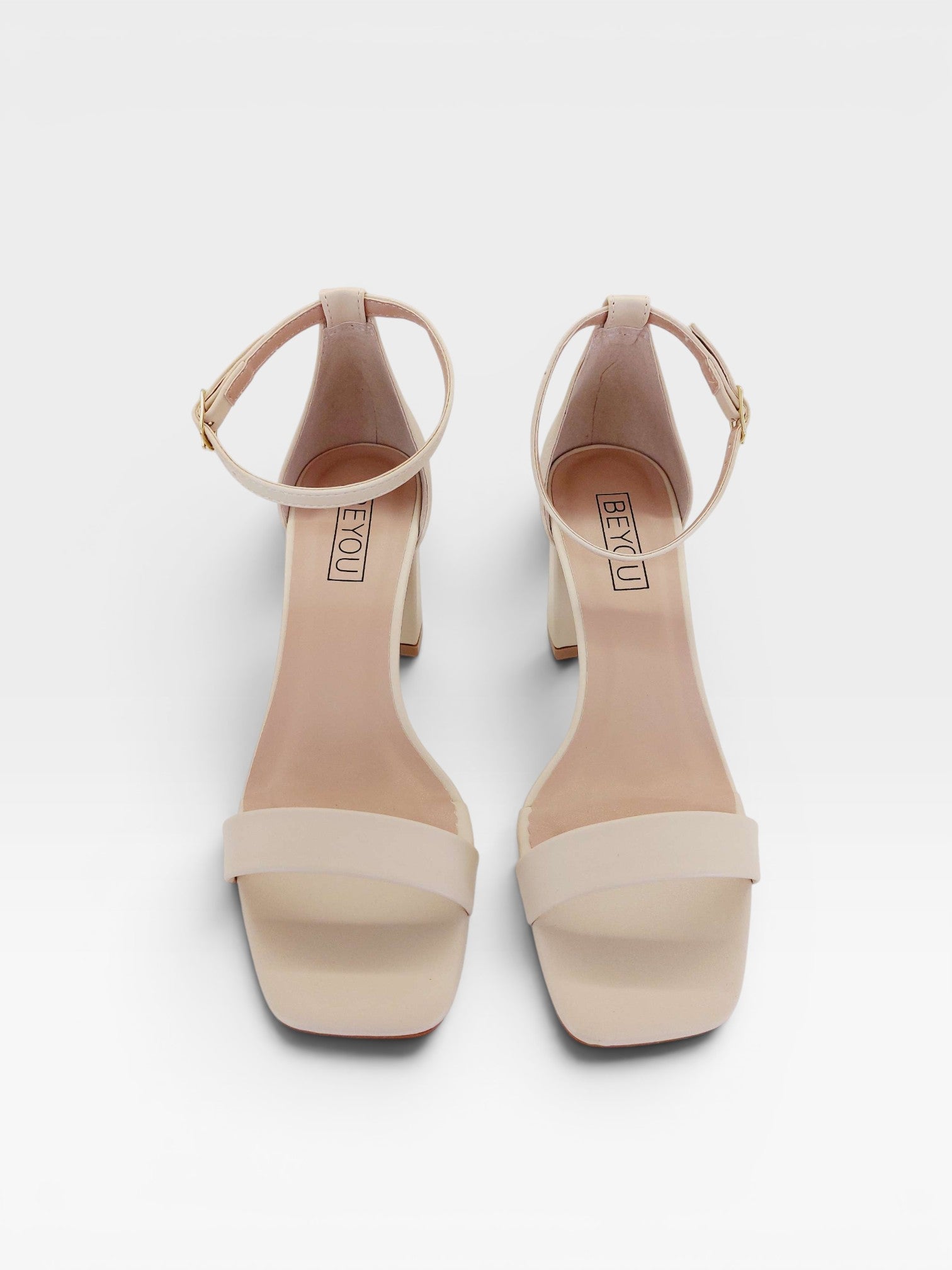 Sandália Beyou Shoes Paraty bege em napa com salto bloco de 8cm e fechamento por fivela no tornozelo