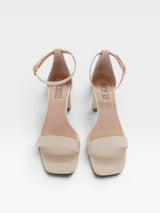 Sandália Beyou Shoes Paraty bege em napa com salto bloco de 8cm e fechamento por fivela no tornozelo