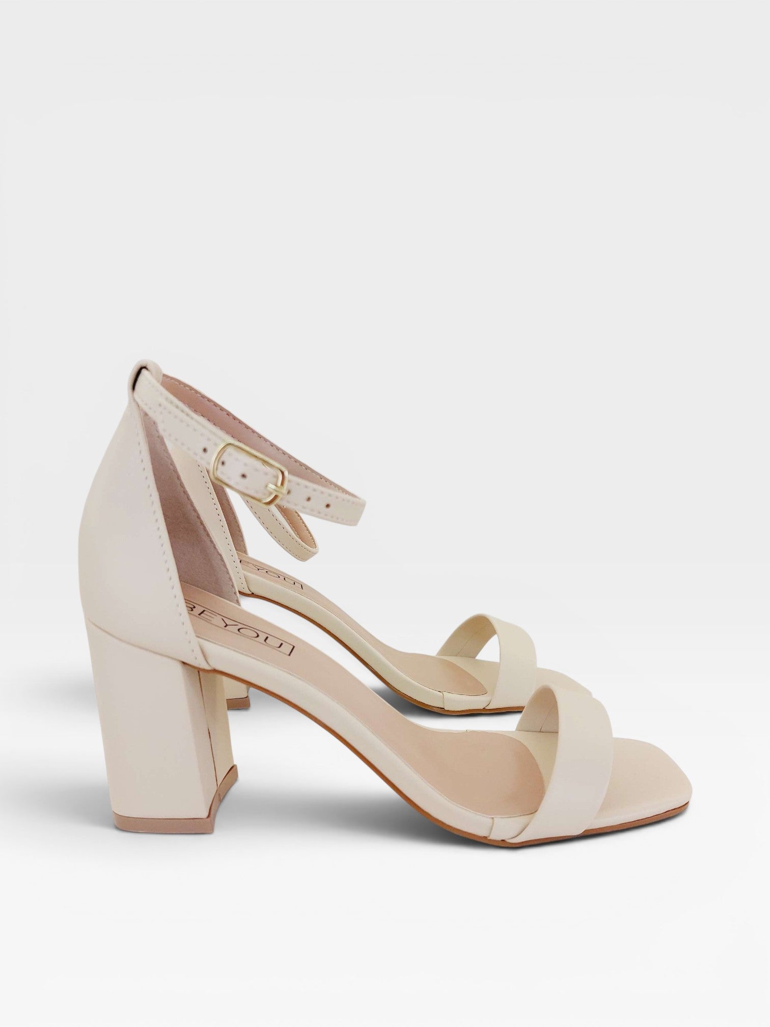 Sandália Beyou Shoes Paraty off-white em napa com salto bloco de 8cm e fechamento por fivela lateral