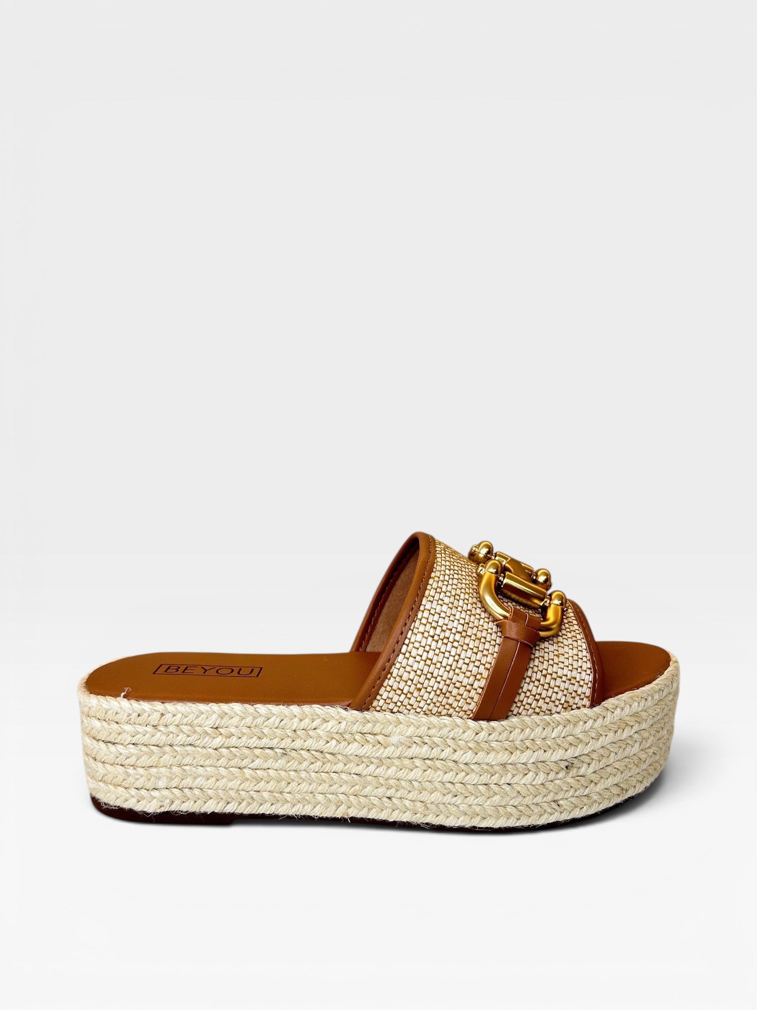 Sandália Beyou Shoes Flat Capri nude e marrom com solado plataforma de corda e detalhe de fivela dourada