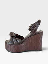 Sandália plataforma Beyou Shoes marrom com detalhe de nó frontal e solado anabela trançado, vista lateral.