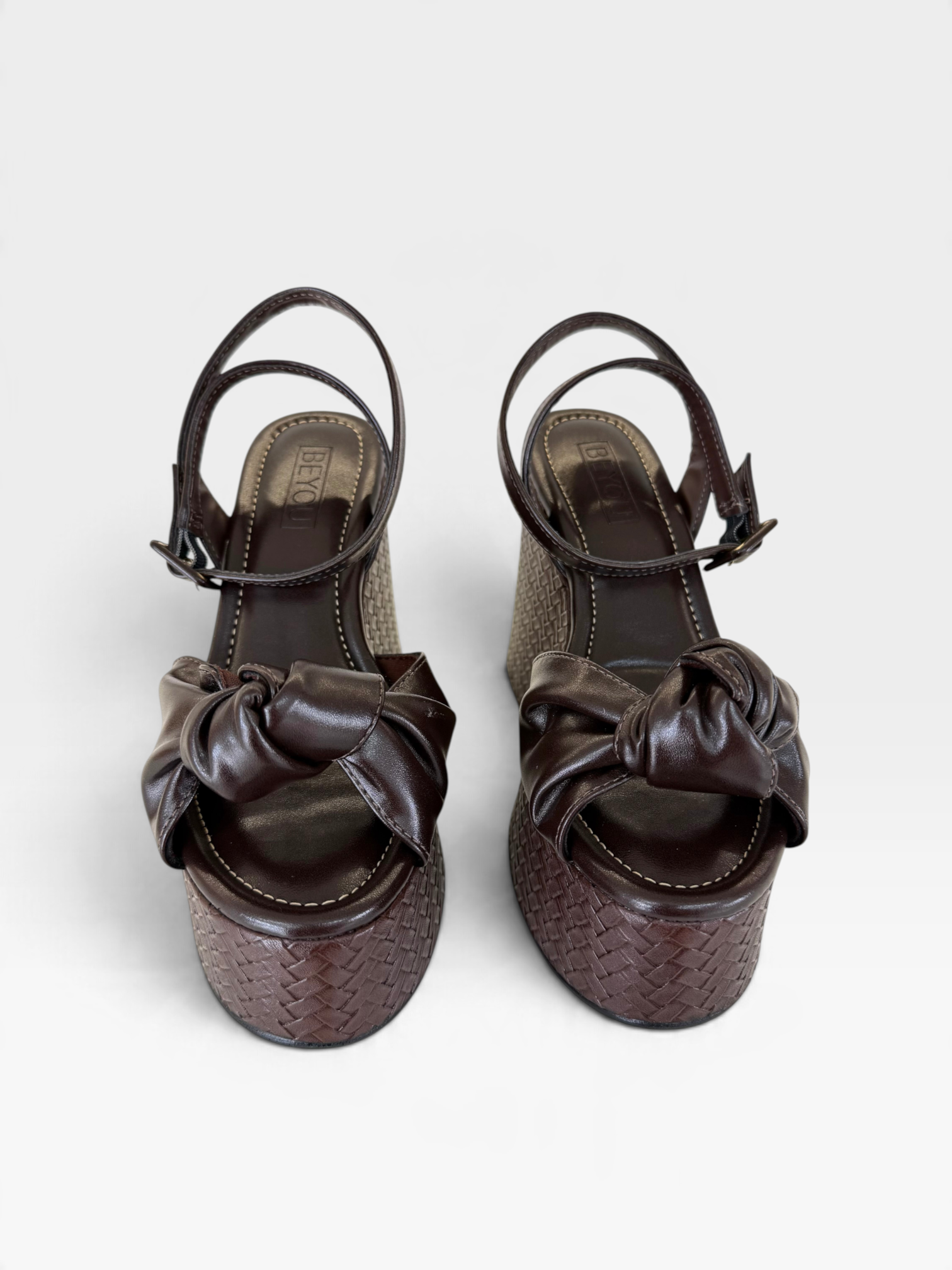 Sandália plataforma marrom Beyou Shoes com detalhe de nó frontal e solado trançado, fechamento por fivela no tornozelo.