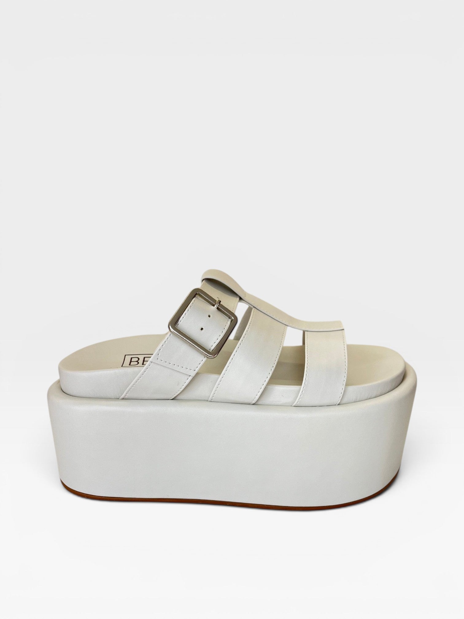 Sandália flat Beyou Shoes off white com solado plataforma alto de 8 cm, tiras em napa e fivela metálica lateral.
