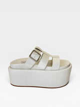 Sandália flat Beyou Shoes off white com solado plataforma alto de 8 cm, tiras em napa e fivela metálica lateral.